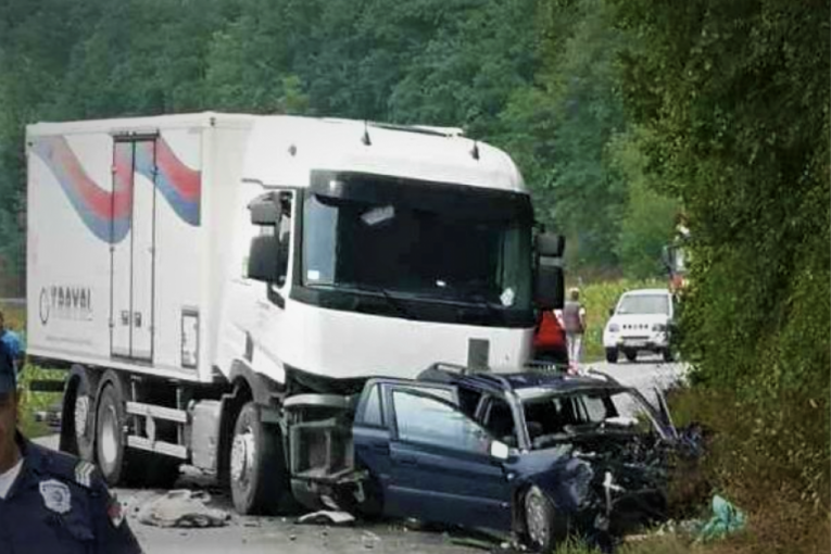 Jeziva nesreća kod Kanjiže: Automobil se zakucao u kamion - vozač ne daje znake života, vatrogasci ga izvlače!
