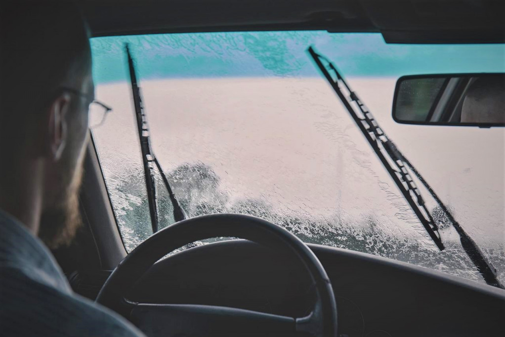 Vozači, budite oprezni! Mokri kolovozi i kiša otežavaju vožnju