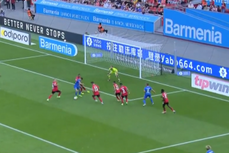 Čak trojica oko njega, i šta će, nego petom! Pogledajte majstorski gol fudbalera Hofenhajma! (VIDEO)
