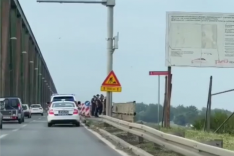 Drama na Pančevačkom mostu: Devojka (20) pokušala da se ubije, spasila je rečna policija