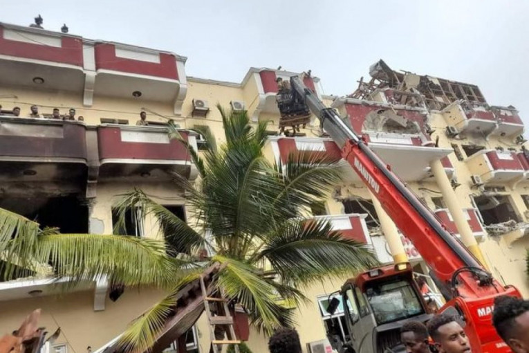 Broj žrtava napada na hotel u Mogadišu porastao na 20: Teroristi vršljaju po hotelu Hajat (FOTO/VIDEO)