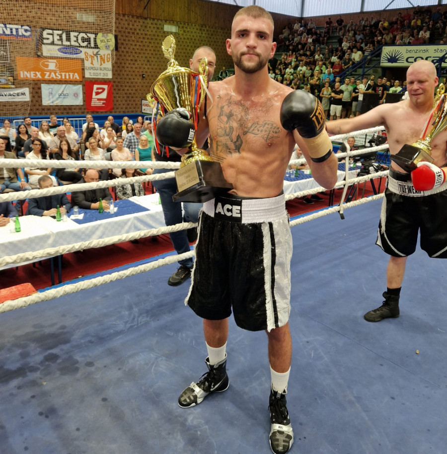 Nokautiran i Finac! Veljko gazi redom! (FOTO)