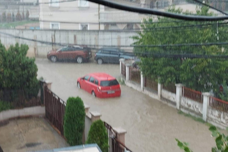 Potop u naselju Vojvoda Vlahović: Ulice pod vodom - automobili potopljeni! (FOTO/VIDEO)