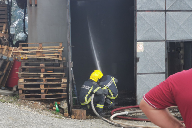 Haotični dan u Čačku: Plamen visok pet metara progutao krov magacina! (FOTO)