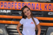Lepa Romana (25) vozi kamion i ruši sve predrasude: Udata je, ima dete, ali svako jutro našminkana seda za volan i ide u kamenolom (FOTO)