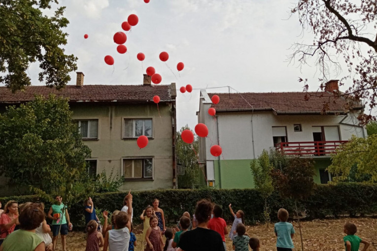 Deca iz Taraša ispratila rode u toplije krajeve: Za srećan put ptica selica u nebo pušteni crveni baloni (FOTO)