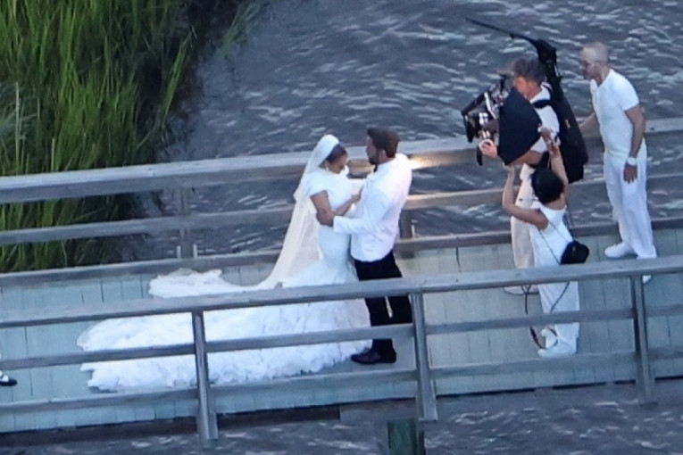 Džej Lo na venčanju ponela tri haljine čuvenih dizajnera - jedna ima šlep, druga bisere, sve staju oko dva miliona dolara (FOTO)