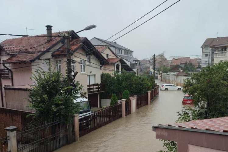Voda iz naselja Vojvode Vlahovića nema kud da ode! Svaki put kada padne kiša dogodi se potop - evo šta je rešenje za ovaj problem (VIDEO)