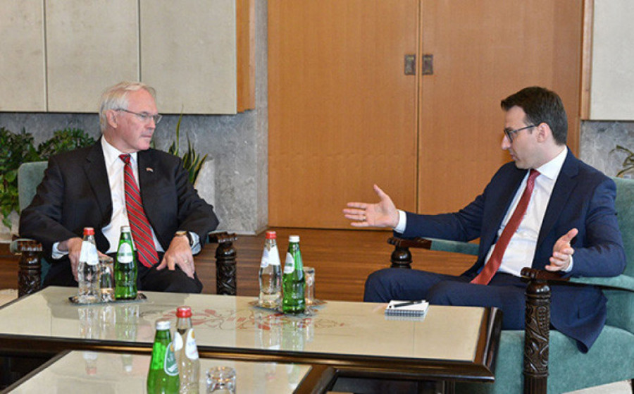 Predsednik Vučić se sastaje sa Kristoferom Hilom