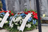 U ime predsednika Vučića, položen venac na spomenik nastradaloj deci Potkozarja