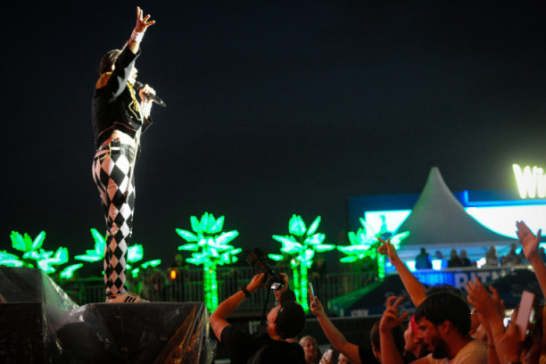 Performans Konstrakte poslednje večeri Beer festa: Bilo je divno otići u Torino u šoping, ali lepo je biti kod kuće (FOTO)