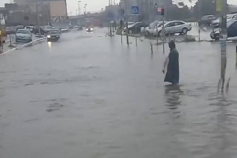 Propisi su propisi! Pešak u Mladenovcu u potopljenoj ulici čeka na pešačkom u vodi preko kolena (FOTO)
