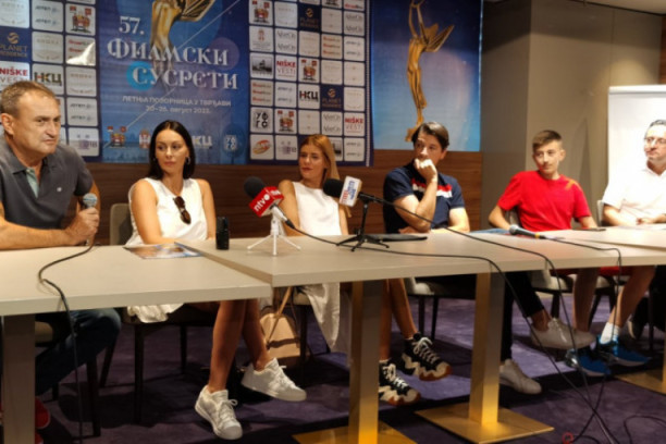 Publika ostavljena da kisne, a o glumcima niko ne brine: Sloboda Mićalović i Viktor Savić razočarani „Filmskim susretima“ (VIDEO)