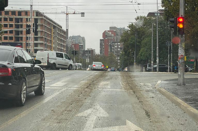 Kamioni sa gradilišta na Voždovcu rasipali blato po ulici: Opština reagovala, saobraćajnica ekspresno očišćena (FOTO/VIDEO)