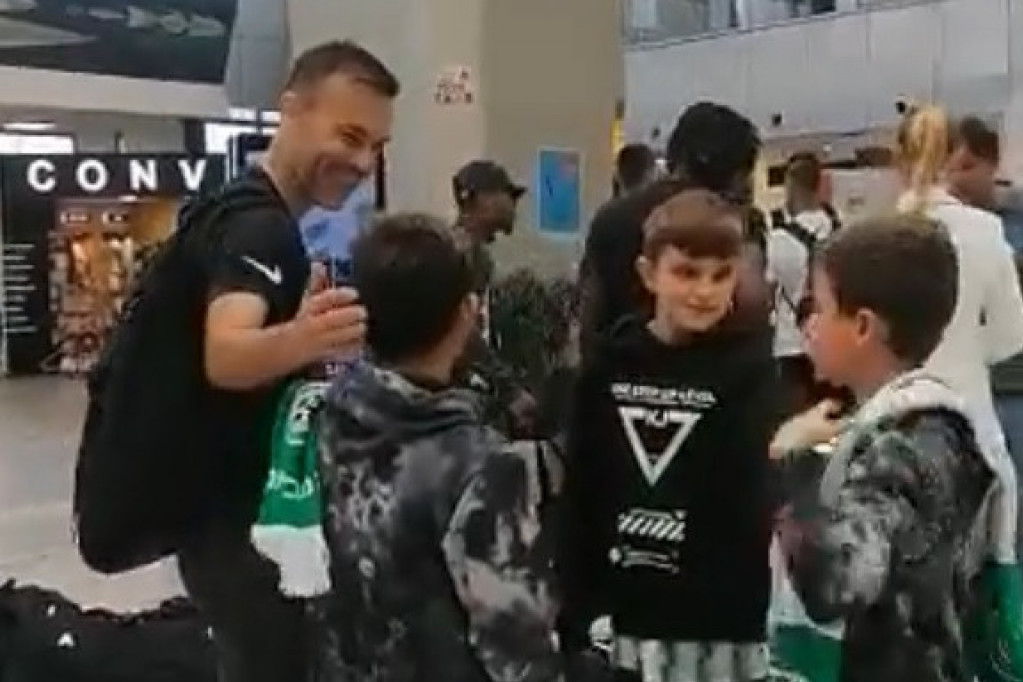 Natho na beogradskom aerodromu naleteo na navijače Makabija, pale i čestitke za uspeh na Marakani (VIDEO)