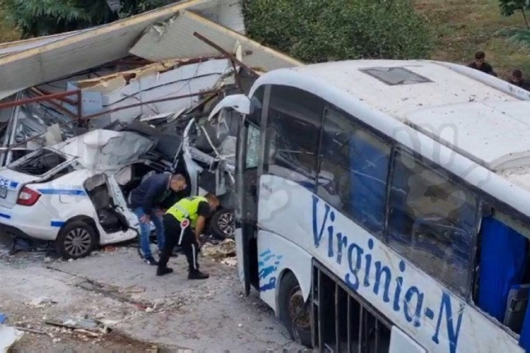 Autobus pun migranata smrvio policijsko vozilo: Vozač nije hteo da stane, policajci poginuli na licu mesta (FOTO)