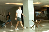 Jokić totalno opušten izlazi iz hotela: Orlovi krenuli da odrade poslednji trening pred Grke! (VIDEO)