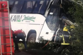 Stravična nesreća kod Vranja: Sudarili se autobus i automobil, jedna osoba poginula! (FOTO)