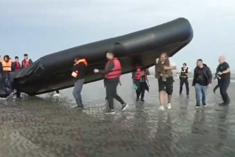 Policajci buše migrantima gumene čamce i prskaju ih biber-sprejom: Žestoki okršaji na francuskoj obali (VIDEO)