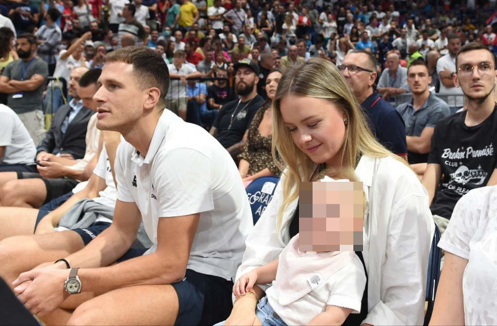 Najbolji na svetu ima jak razlog da večeras povede Srbiju do pobede: Natalija i Ognjena u prvom redu navijaju za Nikolu (FOTO)