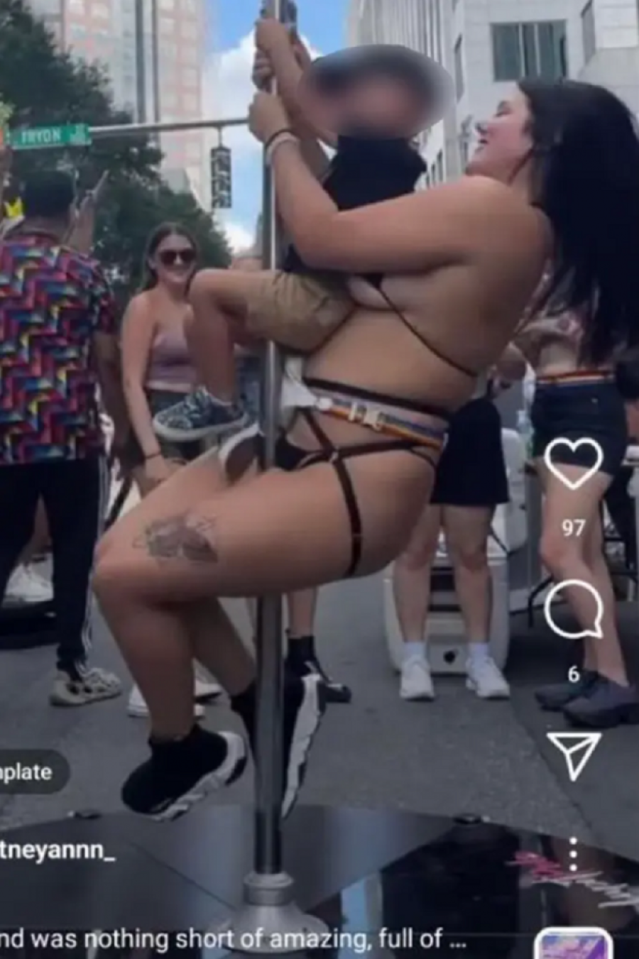 Striptizeta na gej paradi držala dete dok je igrala oko šipke i obučavala ga: Na internetu nastao haos! (FOTO)