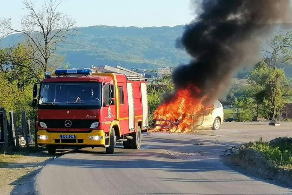 Vatra progutala automobil na pumpi: Jeziva scena u Novoj Varoši, buktinja pretila da se proširi!