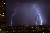 RHMZ upozorava: Velika količina padavina i grmljavina očekuju se večeras u Srbiji