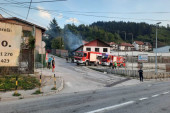 Gorela napuštena fabrika u Novoj Varoši: Gust dim prekrio naselje, meštani se uplašili da se vatra ne proširi do kuća (FOTO)