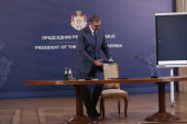 Vučić dao Ustav novinarki N1: "Mi se Ustava držimo veoma striktno" (VIDEO)