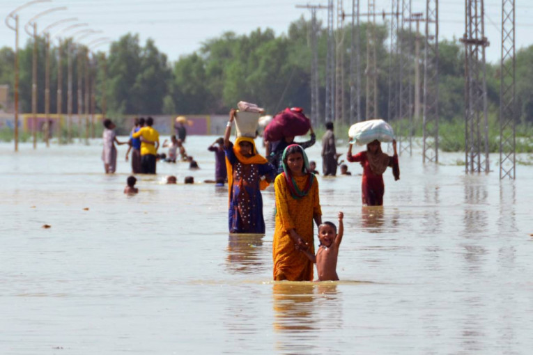 Vanredno stanje u Pakistanu: Stradalo 1.000 ljudi u poplavama, 33 miliona ljudi se raselilo (VIDEO)