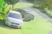 Da ti srce stane: Za dlaku izbegnuta tragedija - automobil u Kragujevcu u punoj brzini proleće pored majke sa detetom (VIDEO)