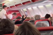 Penzionerka podivljala u avionu jer su joj oduzeli džin i tonik, a tek onda je usledio pravi haos (VIDEO)