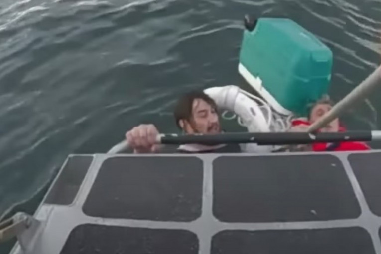 Ocu i sinu potonuo brod, preživeli držeći se za ručni frižider: Spasioci došli u zadnji čas (VIDEO)