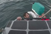 Ocu i sinu potonuo brod, preživeli držeći se za ručni frižider: Spasioci došli u zadnji čas (VIDEO)