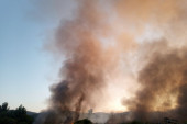 Požar na deponiji kod Topole: Gust dim prekrio naselje, meštani u strahu!
