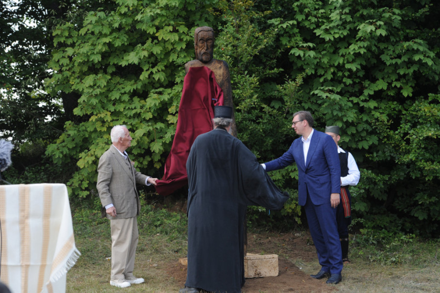Planina kao postament: Predsednik Vučić i Matija Bećković otkrili spomenik u čast Radovanu Belom Markoviću