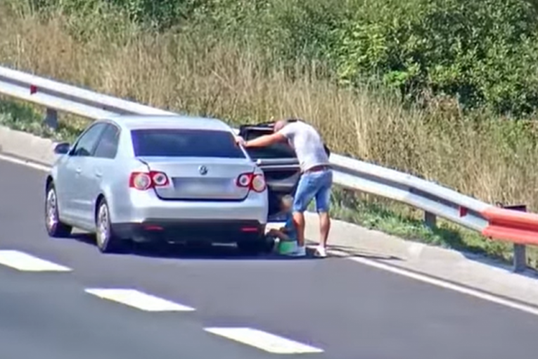 Otac je izveo dete na auto-put da izvrši nuždu! "Ovo je zabranjeno i smrtonosno!" (VIDEO)