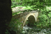 Prizor iz bajke u podnožju planine Golije: Lučni kameni most na reci Moravici izgrađen pre više od šest vekova od 30.000 jaja (FOTO)