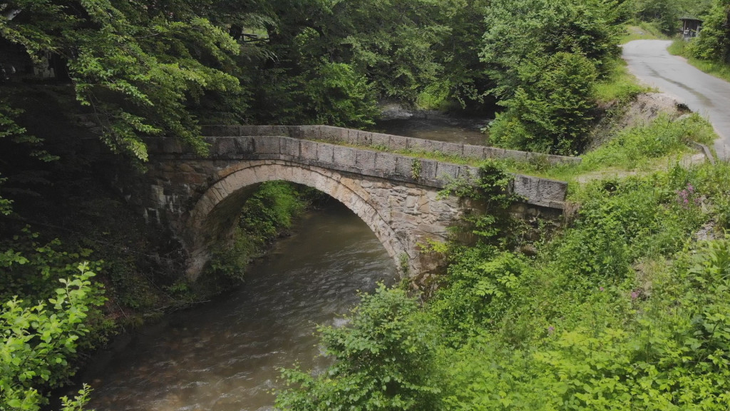 Prizor iz bajke u podnožju planine Golije: Lučni kameni most na reci Moravici izgrađen pre više od šest vekova od 30.000 jaja (FOTO)