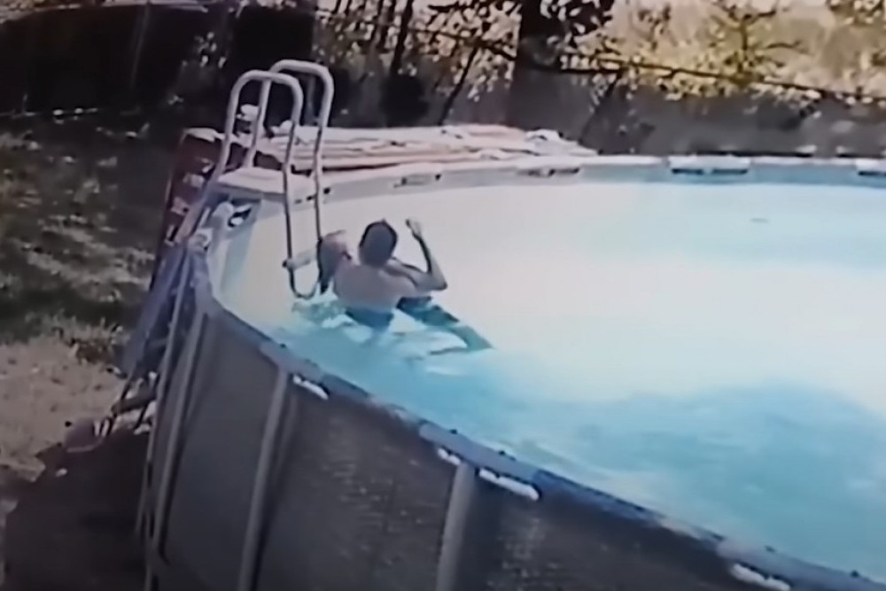 Dečak (10) spasao majku od davljenja kada je dobila napad u bazenu: On je moj mali heroj! (VIDEO)