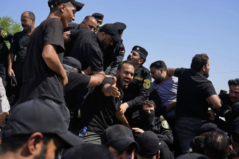 Policijski čas u Bagdadu: Pristalice uticajnog verskog vođe upale u palatu (VIDEO)