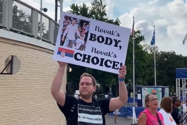 Protesti zbog Novaka ispred Flešing Medouza! Okupljeni nosili transparente podrške našem teniseru (FOTO, VIDEO)