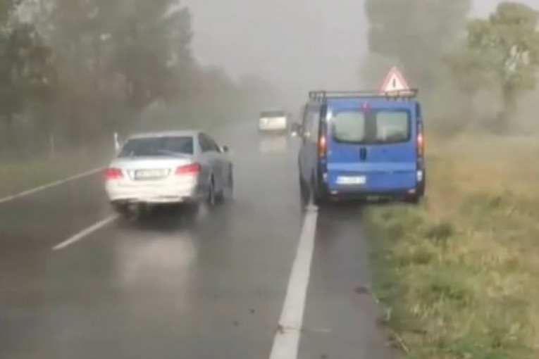 Nevreme paralisalo delove Srbije! Automobili nemoćni pred udarima vetra i kiše - grad potukao jednu opštinu (VIDEO)