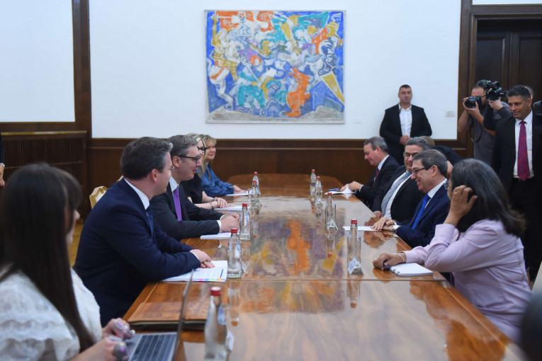 Za učvršćivanje saradnje i prijateljskih odnosa: Predsednik Vučić uručio orden ministru spoljnih poslova Kube (FOTO)