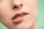 Često grizete usnu? Ovaj simptom koji svi povezuju sa nervozom može biti znak ozbiljnih zdravstvenih problema
