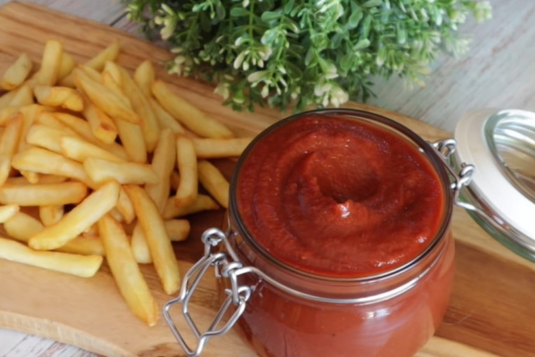 Kečap je jedan od omiljenih sosova, ali da li ste znali i da je postan? Domaći je najzdraviji, a ovo je recept za najukusniji (VIDEO)