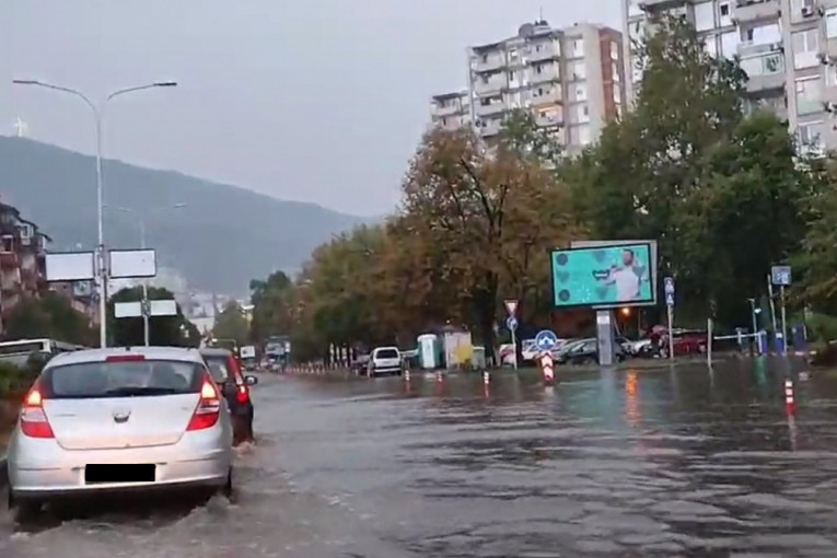 Potop u Skoplju: Gradonačelnica sazvala hitan sastanak Kriznog štaba, vetar obarao stabla i nosio krovove! (FOTO/VIDEO)