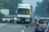 Stravična nesreća kod Ostružnice: Delovi automobila i srča rasuti svuda po putu! (VIDEO)