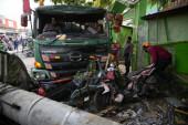 Stravična nesreća: Kamion pokosio 10 dece koja su se vraćala iz škole! (VIDEO/FOTO)
