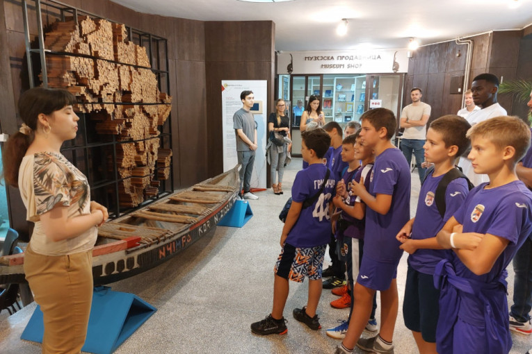 Međunarodni dan osoba afričkog porekla obeležen i u Grafičaru: Fol Falu sa decom iz školice fudbala obišao Muzej afričke umetnosti (FOTO)